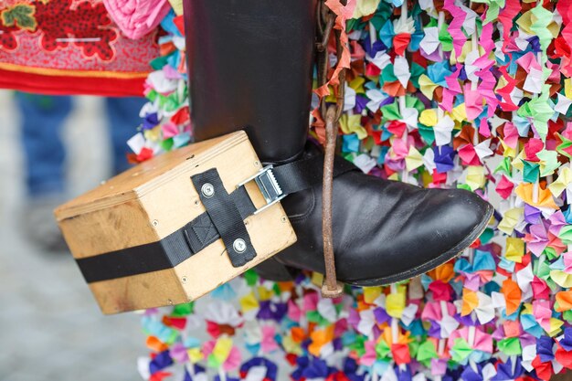 Einzelheiten zu Kostümen während des traditionellen mährischen Festivals in Tschechien