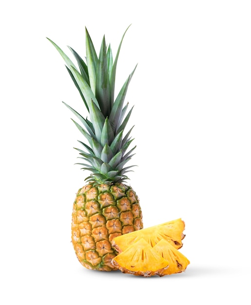 Einzelne ganze Ananas isoliert auf weißem Hintergrund