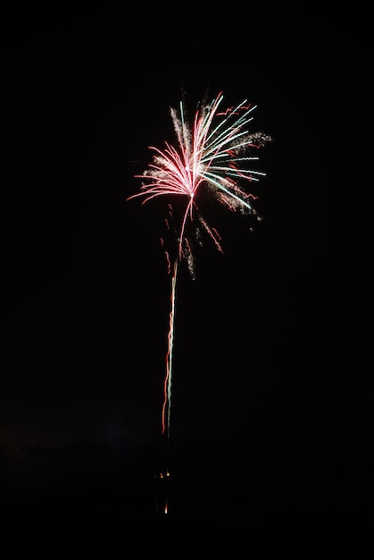 Einzelne hohe Explosion bei einem Feuerwerk in der Silvesternacht