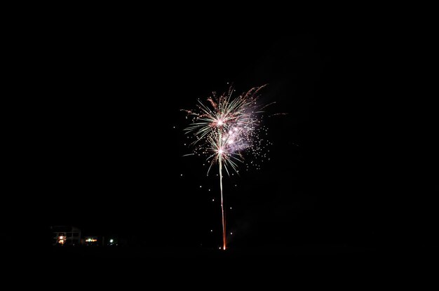 Einzelne hohe rote Explosion bei Feuerwerken in der Silvesternacht