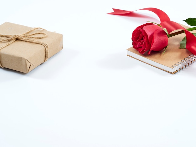 Einzelne rote Rose und Geschenkbox. Valentinstag Konzept