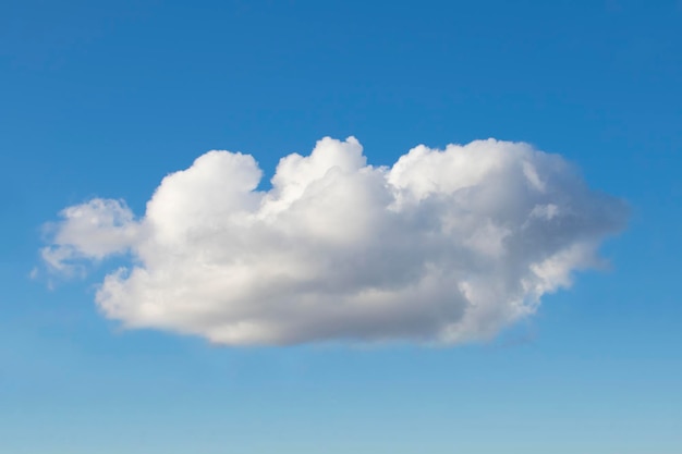 Einzelne schöne Wolke im blauen Himmel