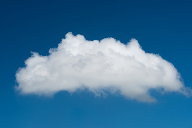 Einzelne weiße auf blauen Himmel