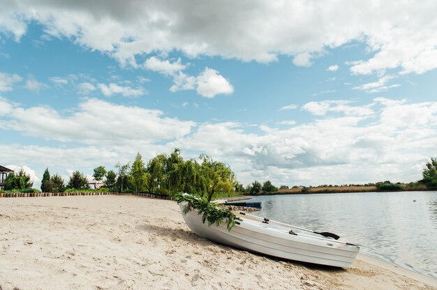 Einzelne weiße Boot auf dem Fluss