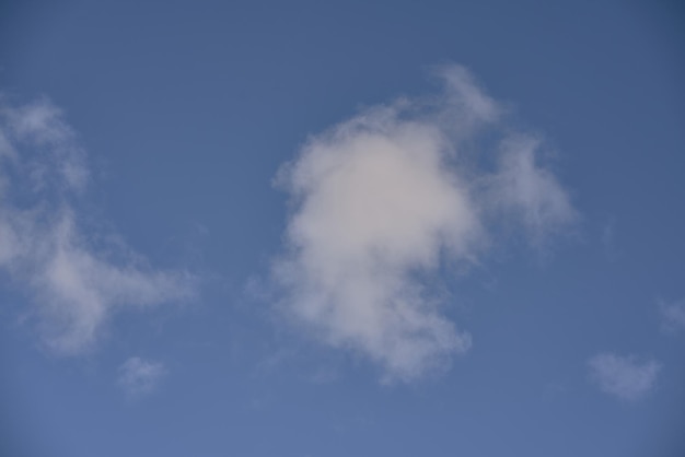 Foto einzelne weiße wolke am blauen himmel hintergrundtextur eines sommerhimmels