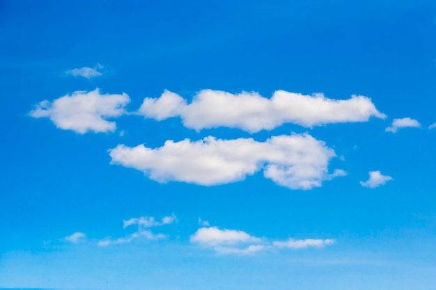 Einzelne Wolke im blauen Himmel