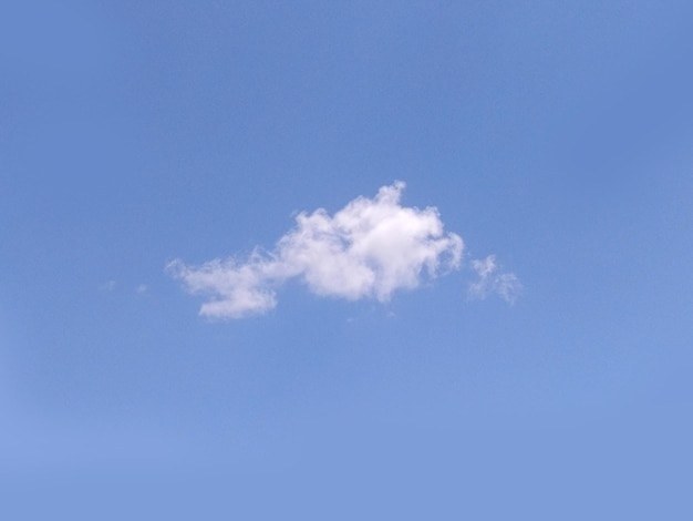 Einzelne Wolke im Himmelwolkenformfoto