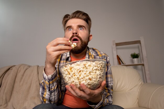 Einzelner Mann auf der Couch, die fernsieht