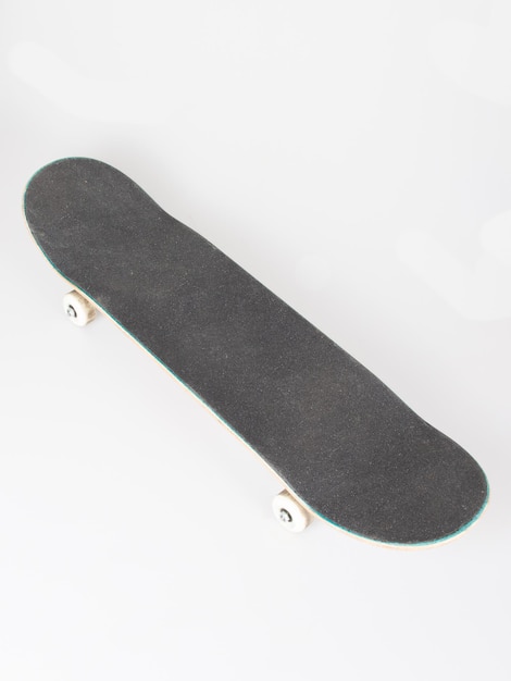 Einzelnes schwarzes Brett des Skateboards in der Draufsicht lokalisiert auf weißem Hintergrund