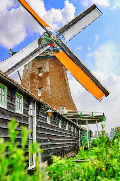 Einzigartige alte, authentische, echt funktionierende Windmühlen in den Vororten von Amsterdam, Niederlande.