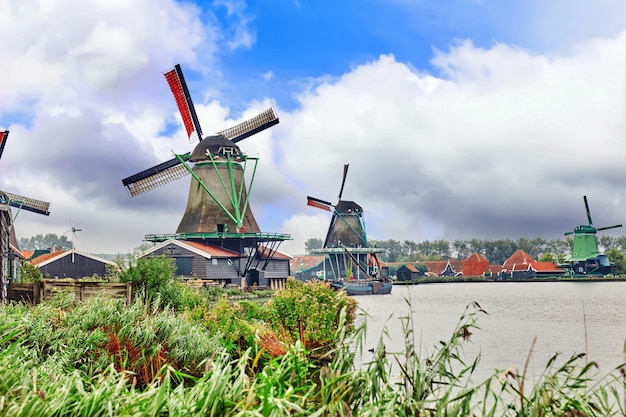 Einzigartige alte, authentische, echt funktionierende Windmühlen in den Vororten von Amsterdam, Niederlande.