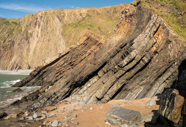 Einzigartige Felsenstruktur am Hartland Quay in North Devon