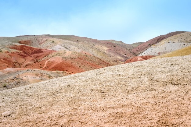 Einzigartige marsrote bunte Landschaft ChaganUzun Altai Russland