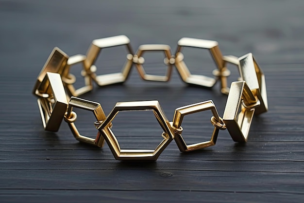 Einzigartiges geometrisches Armband mit ineinandergreifenden goldenen Formen Auge faszinierendes Armband Mit ineinandergereiften geometrischen goldenen Formen für ein unverwechselbares Aussehen