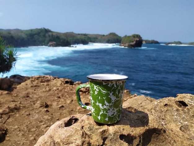 Einzigartiges Glas Blurik aus Indonesien am Strand