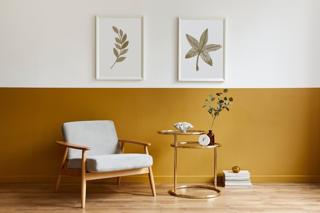 Einzigartiges Wohnzimmer im modernen Interieur mit Design-Sessel, elegantem goldenen Couchtisch, Rahmen, Blumen in der Vase, Dekoration und pesronalen Accessoires in der Wohnkultur.