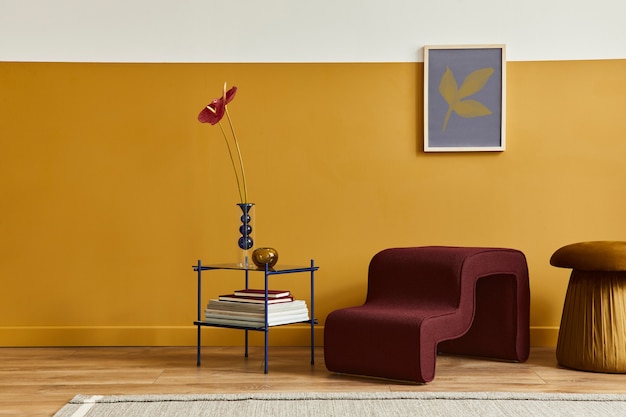 Einzigartiges Wohnzimmer im modernen Stil mit Designhocker, elegantem Couchtisch, Rahmen, Blumen in Vase