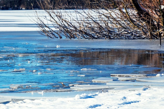 Eis am Ufer während des Auftauens