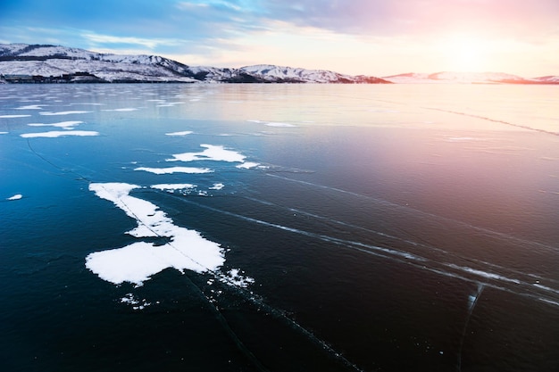 Eis auf dem zugefrorenen See. Schöne Winterlandschaft bei Sonnenuntergang. Bannoye-See im Südural, Russland