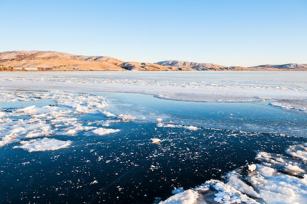 Eis auf dem zugefrorenen See. Schöne Winterlandschaft
