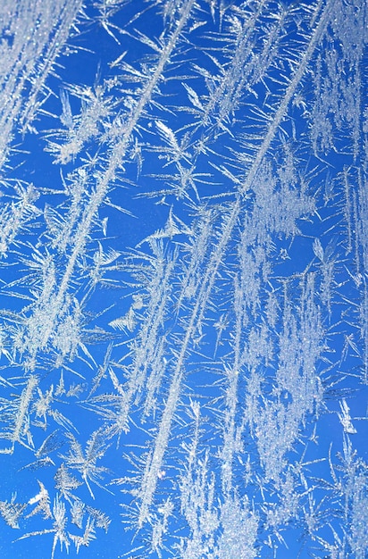 Foto eis auf einem fenster blau-weißes vertikales foto