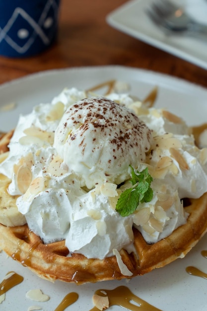 Eis auf Waffeln und Schlagsahne herumxDxA