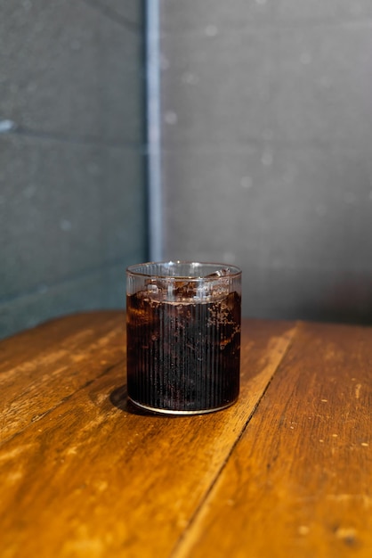 Eis-Cola-Glas auf Holztisch