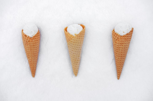 Eis im Waffelkegel im Schnee