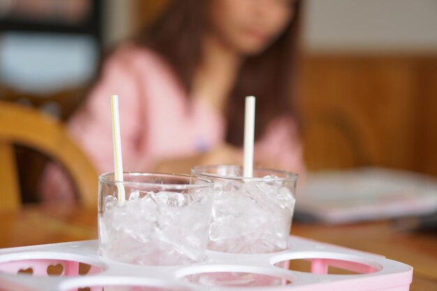 Eis in einem Glas Wasser in einem Restaurant