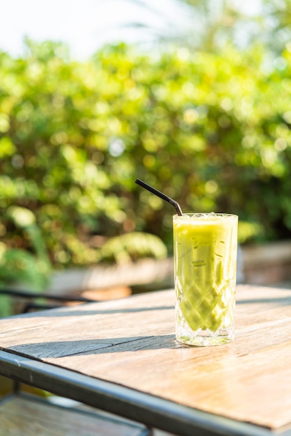 Eis Matcha Grüntee Glas auf dem Tisch