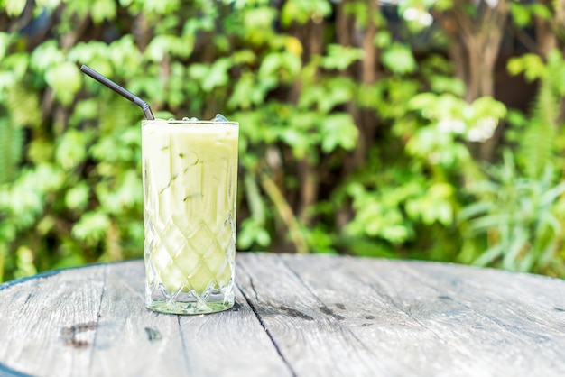 Eis Matcha Grüntee Glas auf dem Tisch