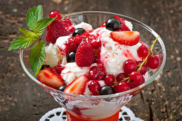 Eis mit Beeren