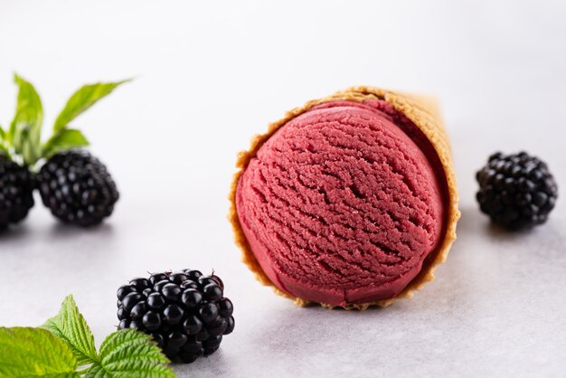 Eis mit Brombeeren in einer Waffel auf hellem Hintergrund