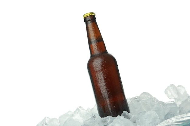 Eis mit Flasche Getränk isoliert auf weißem Hintergrund
