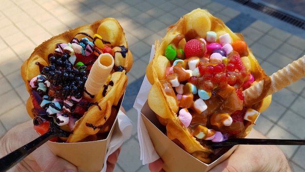 Eis mit Früchten im Waffelbecher