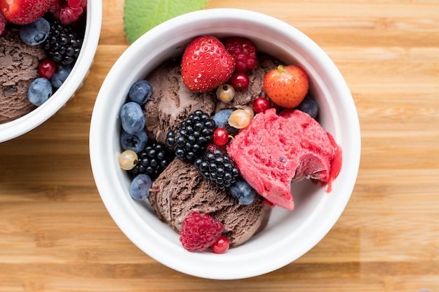 Eis mit Früchten in einer weißen Schüssel Sommerdessert