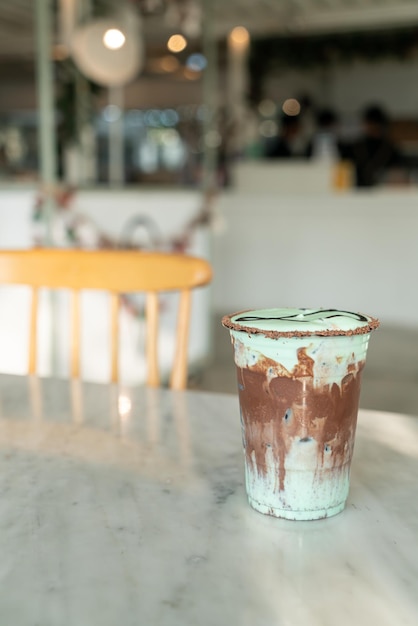 Eis-Schokoladen-Minz-Milchshake-Glas auf dem Tisch