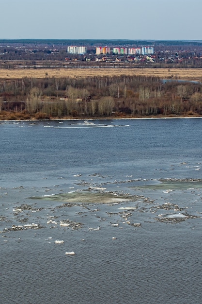 Eis schwimmt im Frühling auf der Wolga