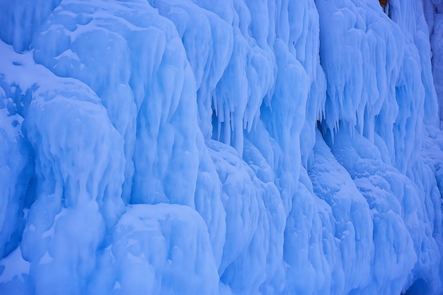 Eis spritzt Baikalfelsen, abstrakte Winteransicht