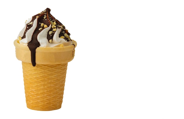 Eis Süßes Eisdessert in einem Waffelkegel, das mit Schokolade auf weißem Hintergrund gegossen wird
