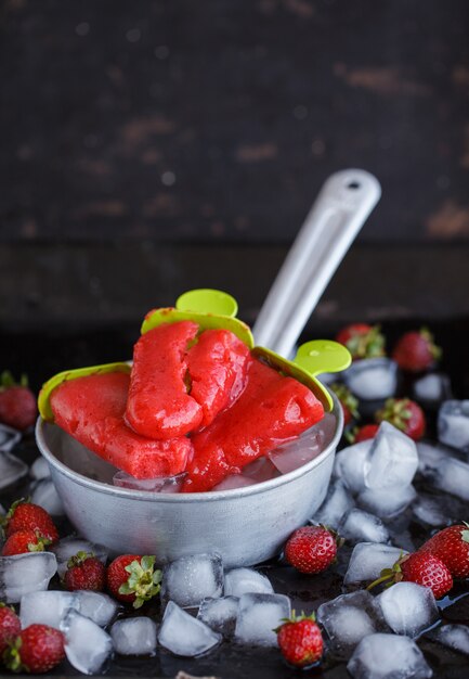 Eis und Beeren am Stiel. Sommersüßer Nachtisch.