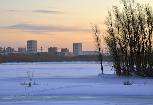 Eis und blauer reiner Schnee auf dem großen sibirischen Fluss im Winter im Morgengrauen Novosibirsk Sibirien Russland