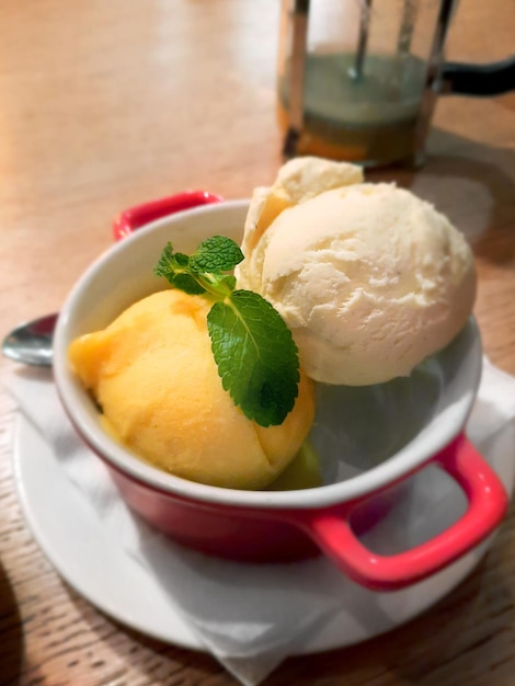 Eisbecher auf einem Tisch