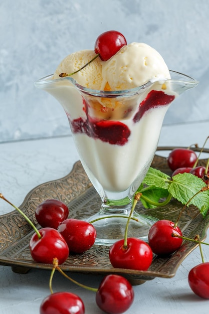 Eisbecher mit einer Sauce aus Süßkirschen