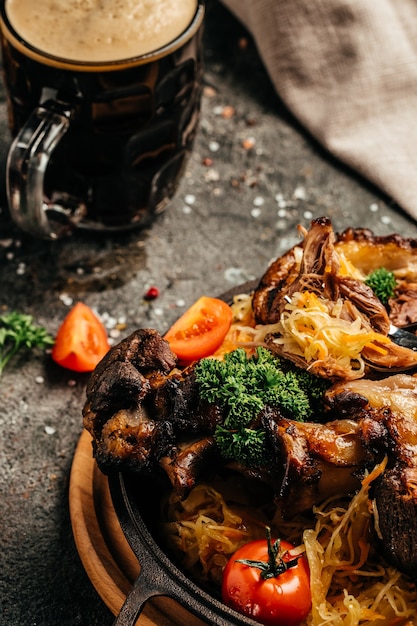 Eisbein al horno con chucrut y cerveza. Codillo de cerdo asado. Cocina alemana, Oktoberfest