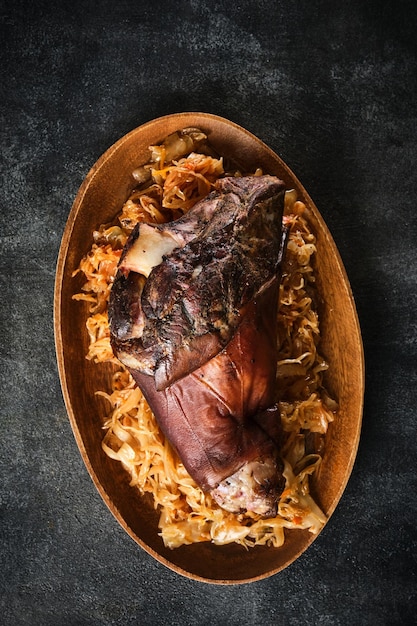 Eisbein al horno con col estofada Codillo de cerdo ahumado servido con chucrut