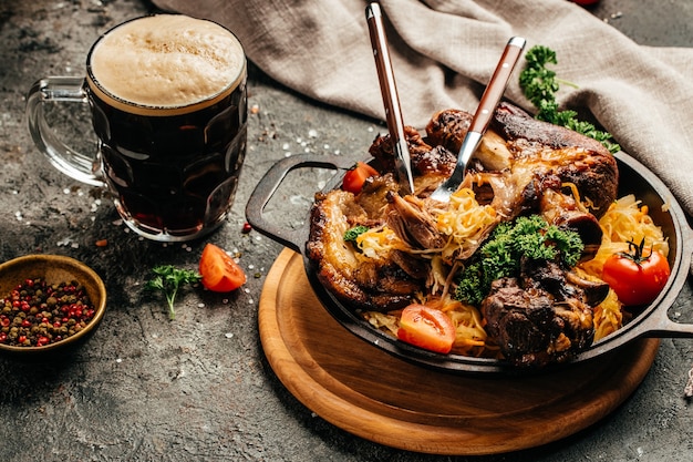 Eisbein con ensalada de chucrut y cerveza. Menú Oktoberfest, cocina alemana.