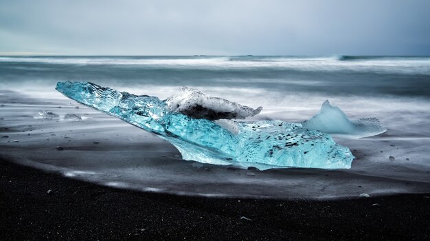 Eisberg am Strand von Jökulsárlón