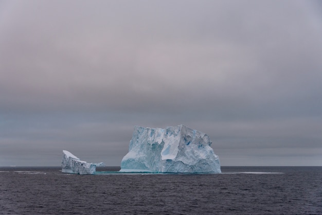 Foto eisberg im antarktischen meer