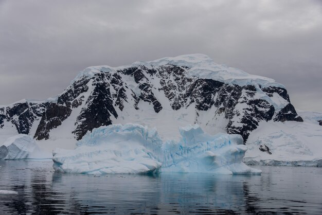 Eisberg im antarktischen Meer